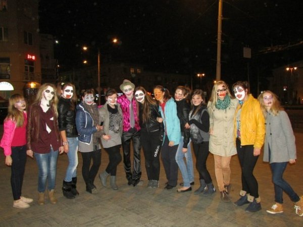 Хелловін у Луцьку: Ку-Клукс-Клан, мерці та тварини. ФОТО