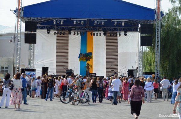 У центрі Луцька займалися йогою. ФОТО 