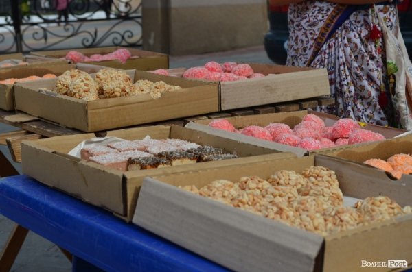 У центрі Луцька займалися йогою. ФОТО 