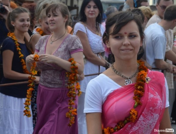 У центрі Луцька займалися йогою. ФОТО 