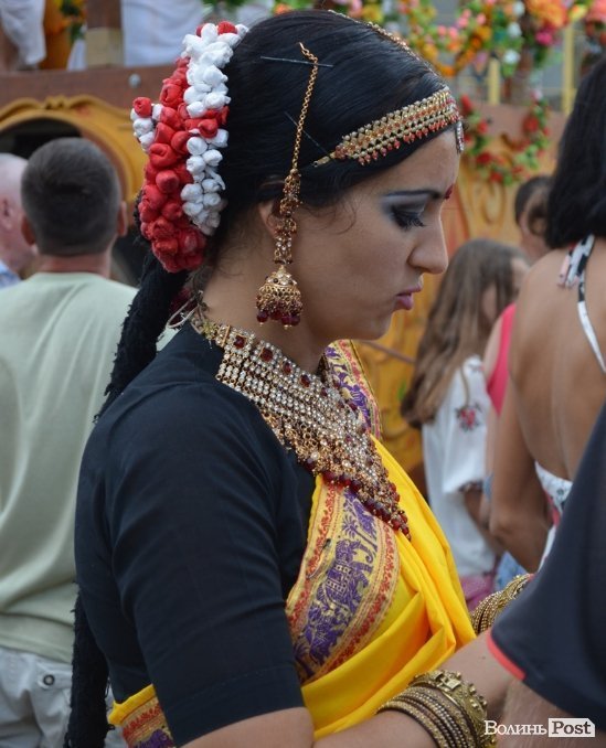 У центрі Луцька займалися йогою. ФОТО 