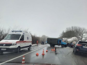 ДТП – на Волині: зіткнулися легковик, «ГАЗ» та вантажівка, що везла цистерну. ФОТО