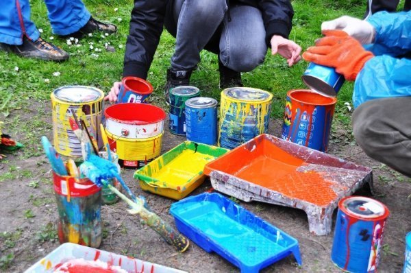 Як лучани допомогли облаштувати майданчик у дитбудинку. ФОТО