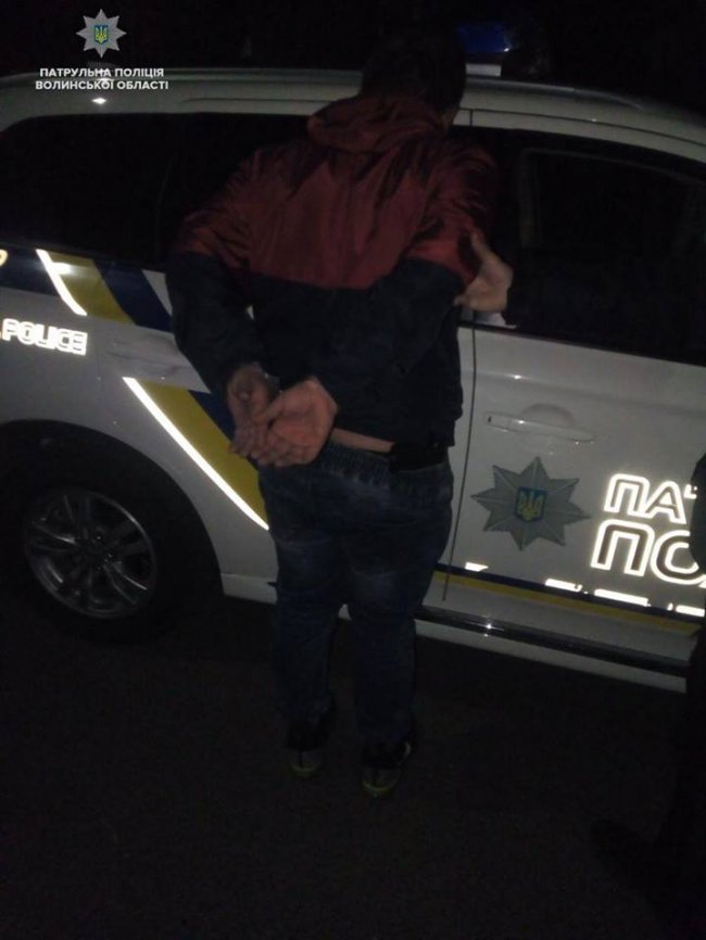 Мешканців луцької багатоповерхівки налякав озброєний чоловік. ФОТО