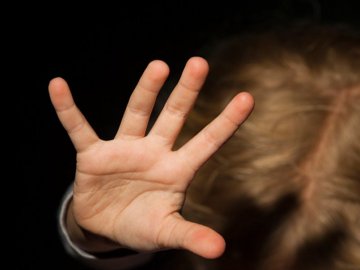 4-річна дівчинка потрапила до лікарні після побиття матір'ю