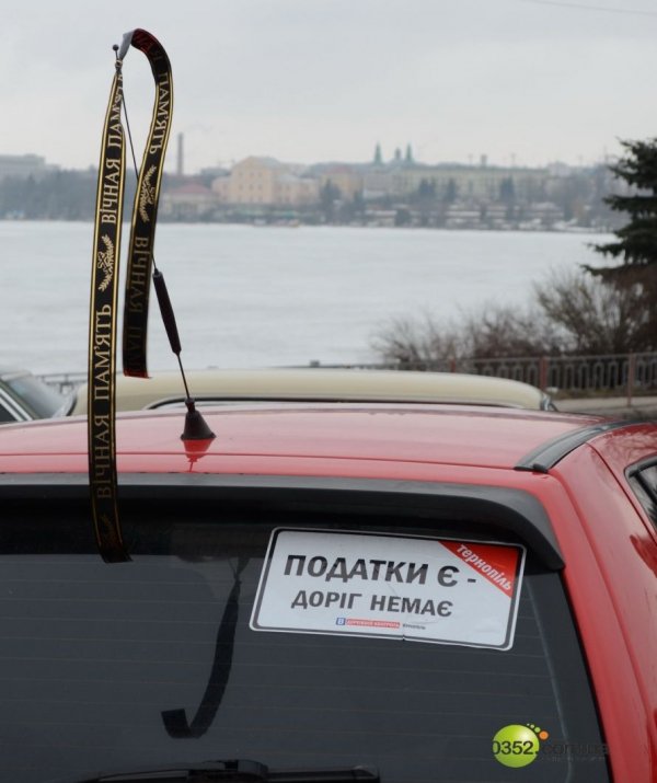 У Тернополі водії провели похорон коліс. ФОТО. ВІДЕО