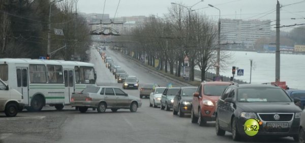 У Тернополі водії провели похорон коліс. ФОТО. ВІДЕО
