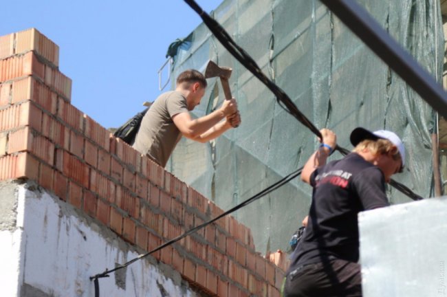 В Одесі сталася масова бійка через будинок-стіну