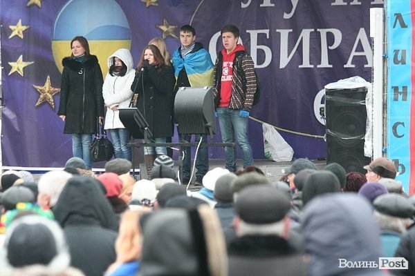 Віче на луцькому Євромайдані. ФОТО