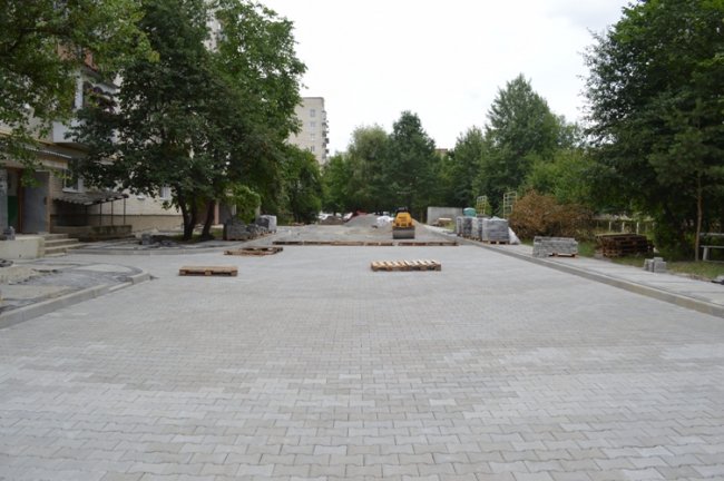 Показали, як у Ковелі ремонтують двори