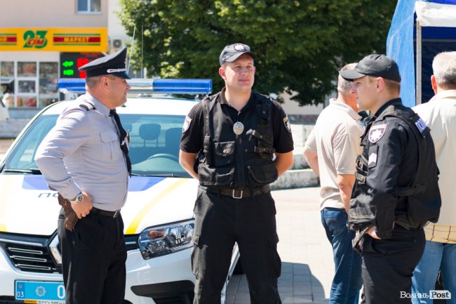 У центрі Луцька діти «стріляли» зі зброї та кермували поліцейськими авто. ФОТО