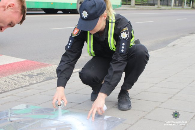 «Зніми навушники», «Візьми дитину за руку»: у Луцьку перед переходами розмістили «нагадайки» для пішоходів