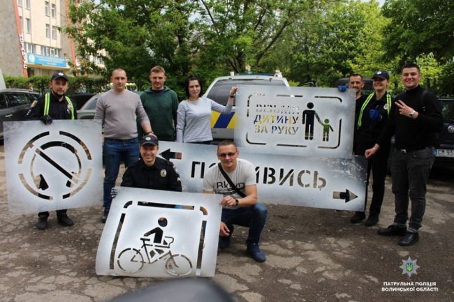 «Зніми навушники», «Візьми дитину за руку»: у Луцьку перед переходами розмістили «нагадайки» для пішоходів