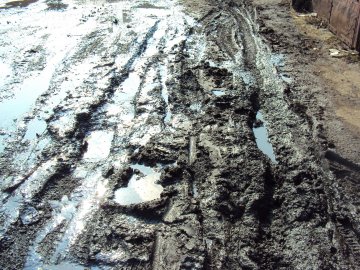 ДТП на Волині: легковик з’їхав з дороги та загруз в ґрунті