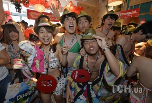 У Японії голим покупцям роздавали одяг. ФОТО