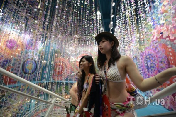 У Японії голим покупцям роздавали одяг. ФОТО