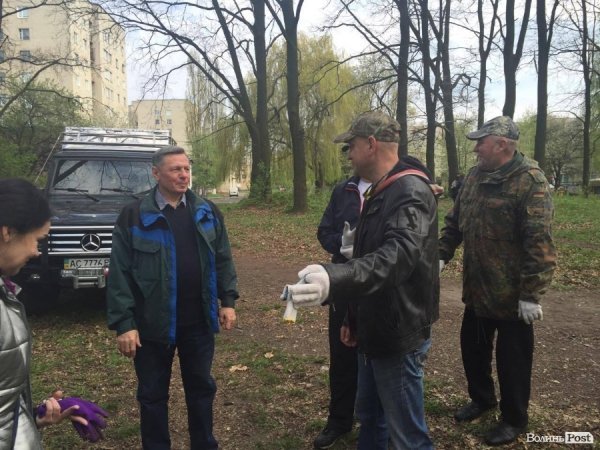 Депутати Луцькради вийшли на генеральне прибирання. ФОТО. ВІДЕО