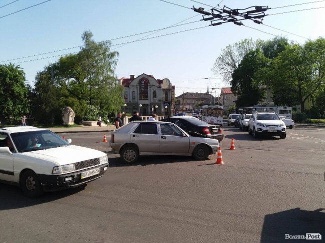 На площі Возз’єднання у Луцьку – аварія. ФОТО