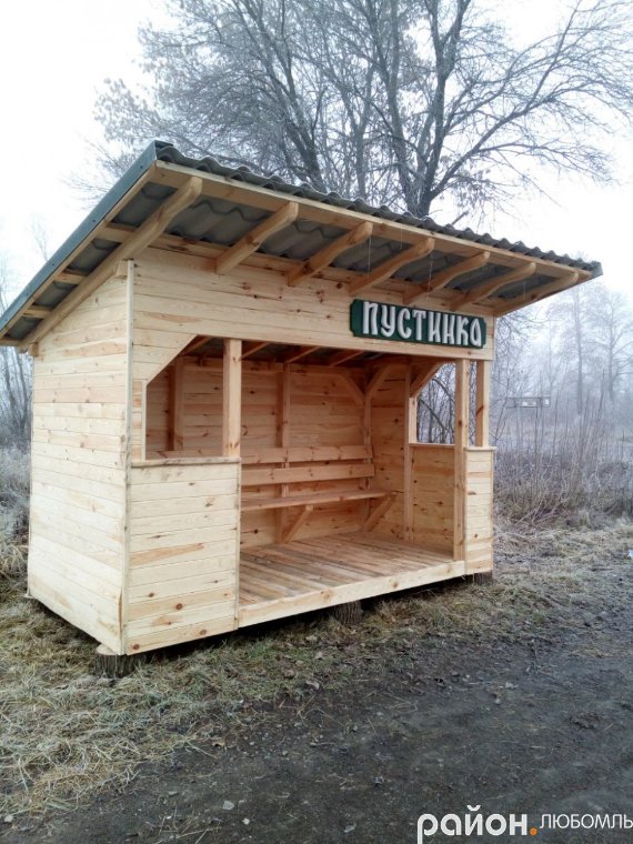 Волинські лісівники продовжують виготовляти та встановлювати зупинки. ФОТО