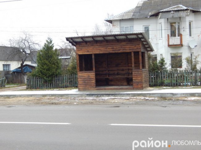 Волинські лісівники продовжують виготовляти та встановлювати зупинки. ФОТО