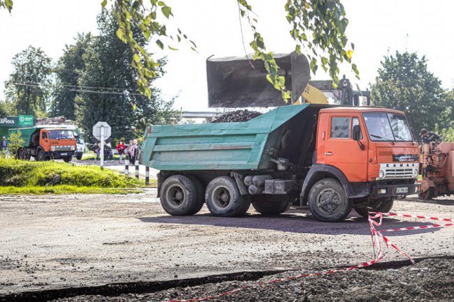 У місті на Волині птахофабрика розпочала ремонт дороги