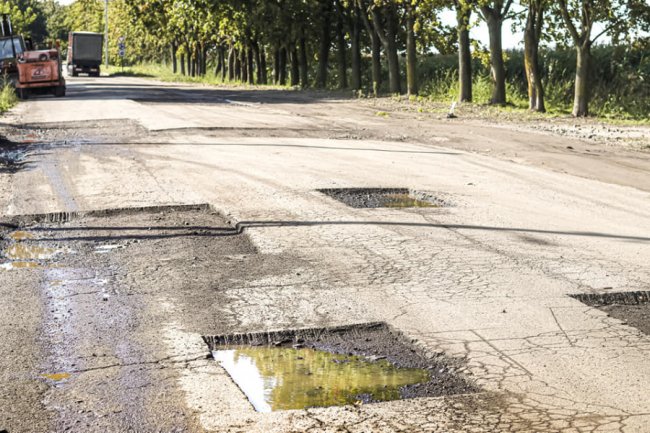 У місті на Волині птахофабрика розпочала ремонт дороги