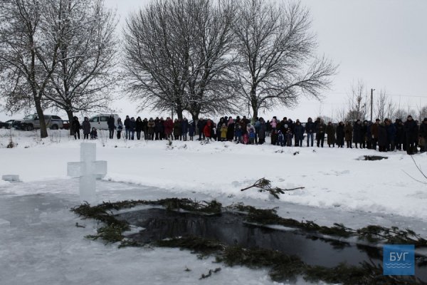 Водохреще в Іваничах: пірнання і колядки