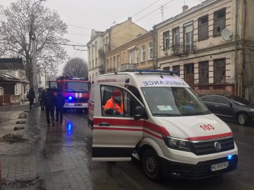 У центрі Луцька горить будинок. ФОТО. ВІДЕО