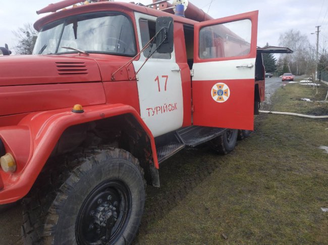 У селищі на Волині рятувальники відкачують талу воду з підтоплених територій