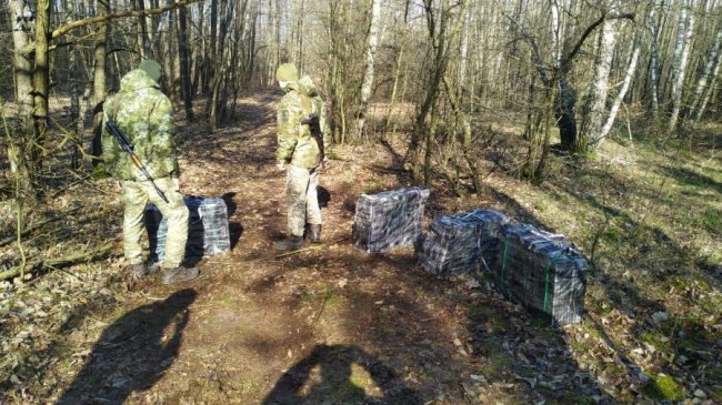 На Волині затримали двох чоловіків із повними сумками контрабандних цигарок. ФОТО