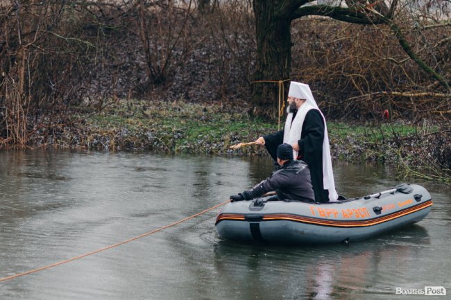 Водохреще у Луцьку: освячення води в річці Стир та занурення лучан. ФОТОРЕПОРТАЖ