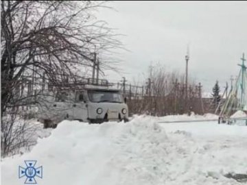 На Волині у снігову пастку потрапив автомобіль енергетиків. ВІДЕО