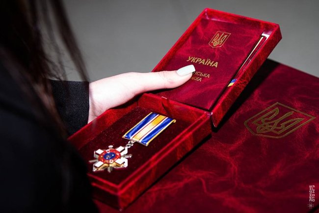 Дружині загиблого нацгвардійця з Волині передали орден чоловіка. ФОТО