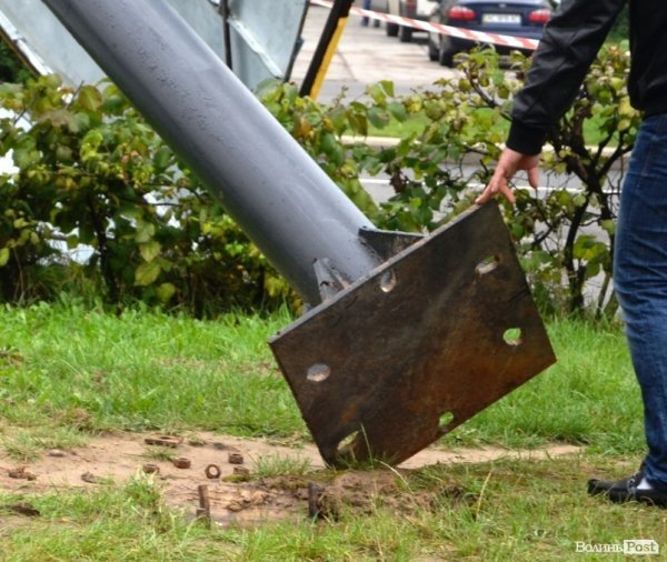 Негода повалила білборд на дорогу та дерево на дитячий майданчик. ФОТО