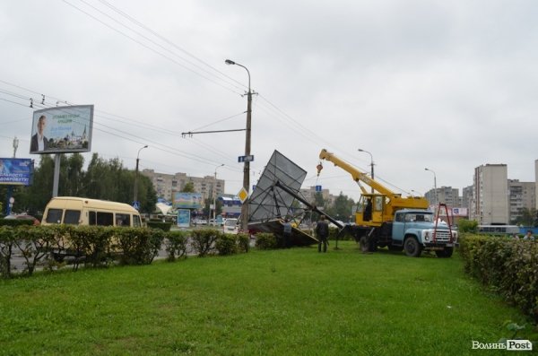 Негода повалила білборд на дорогу та дерево на дитячий майданчик. ФОТО