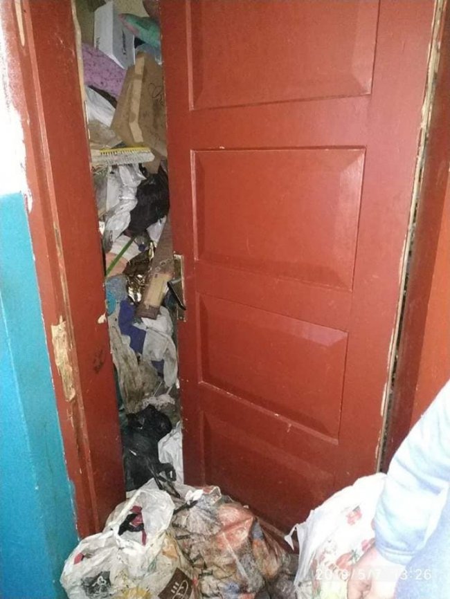 Муніципали зобов'язали лучанина винести сміття, яке у квартиру несла його мати. ФОТО