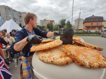 До Луцька приїхали іноземні волонтери з піца-мобілем. ВІДЕО