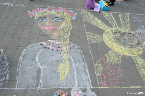 У центрі Луцька – свято учнівської пісні, танцю і вишиванки. ФОТО