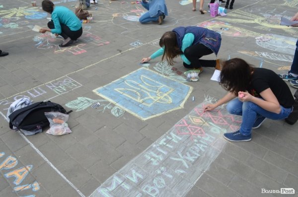 У центрі Луцька – свято учнівської пісні, танцю і вишиванки. ФОТО