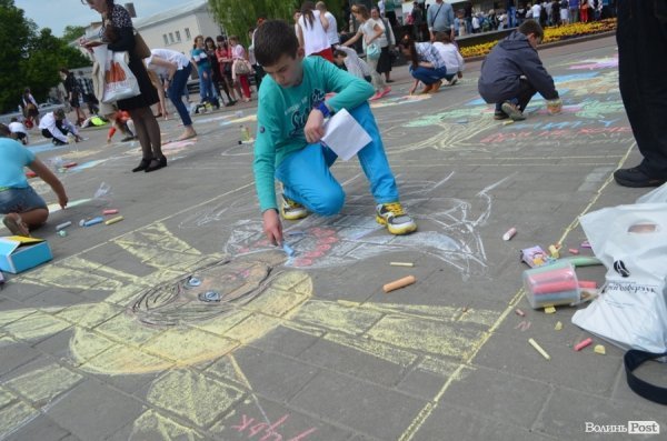 У центрі Луцька – свято учнівської пісні, танцю і вишиванки. ФОТО