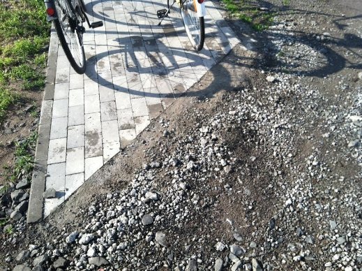 На Волині побудували велодоріжку, яка впирається у хрест. ФОТО