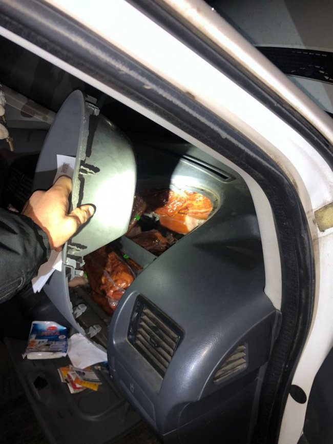 Волинянин віз через кордон майже 100 кілограмів копченого бочка. ФОТО