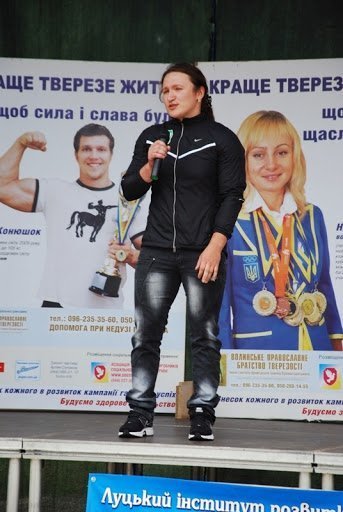 У Луцьку відомий телеведучий і кавеенщик пропагував тверезе життя. ФОТО