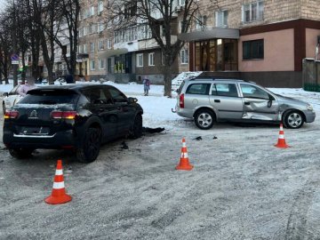 Аварія в Луцьку: не розминулися два легковики