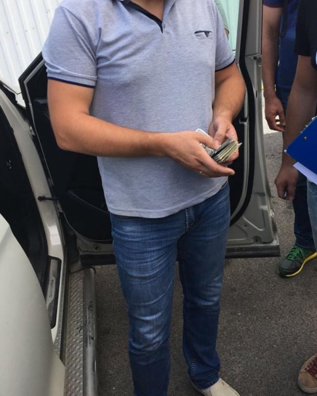 Волинський посадовець погорів на хабарі в 4 тисячі доларів. ФОТО