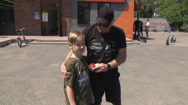 Волонтери Тимофію Токареву вручили шеврон із портретом Степана Бандери.