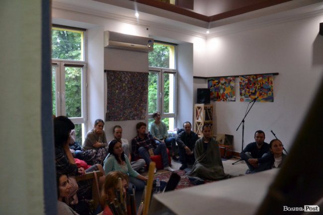 Тусівка для йогів: як у Луцьку медитували та просвітлювалися