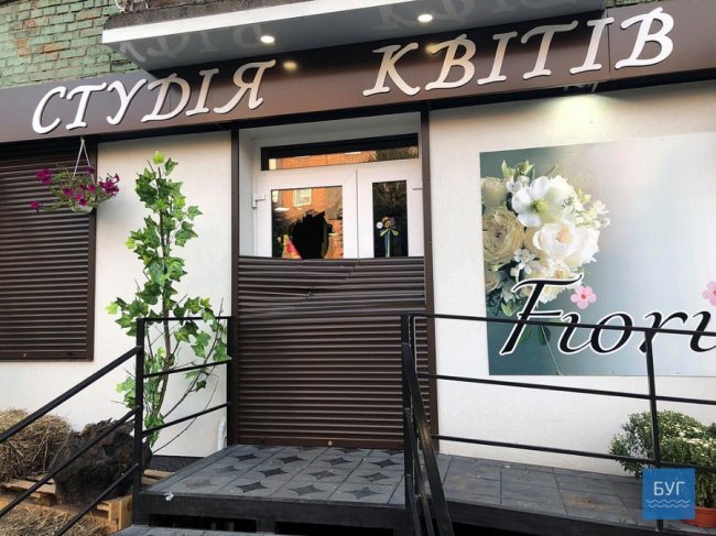 У магазині Нововолинська, в якому дебоширив п'яний чоловік, пошкодили ролет та вікно. ФОТО