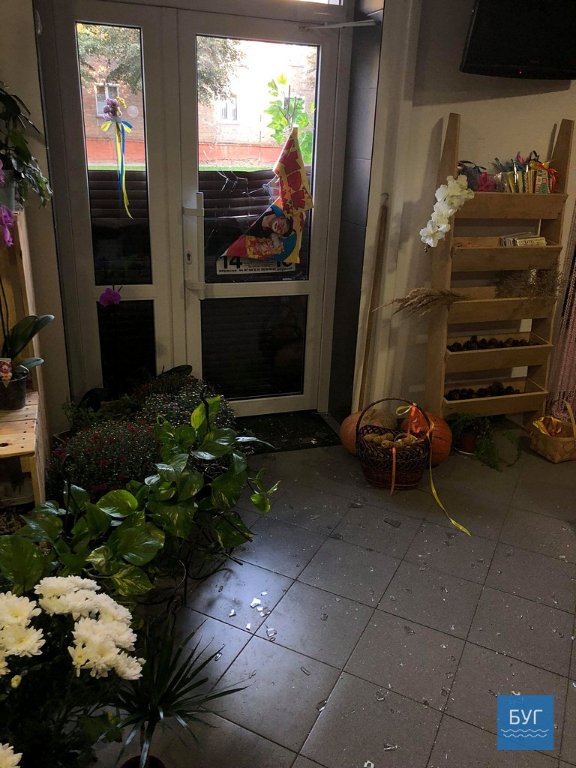 У магазині Нововолинська, в якому дебоширив п'яний чоловік, пошкодили ролет та вікно. ФОТО