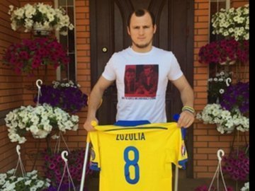 Футболку відомого українського гравця продали на аукціоні за 33 тисячі гривень